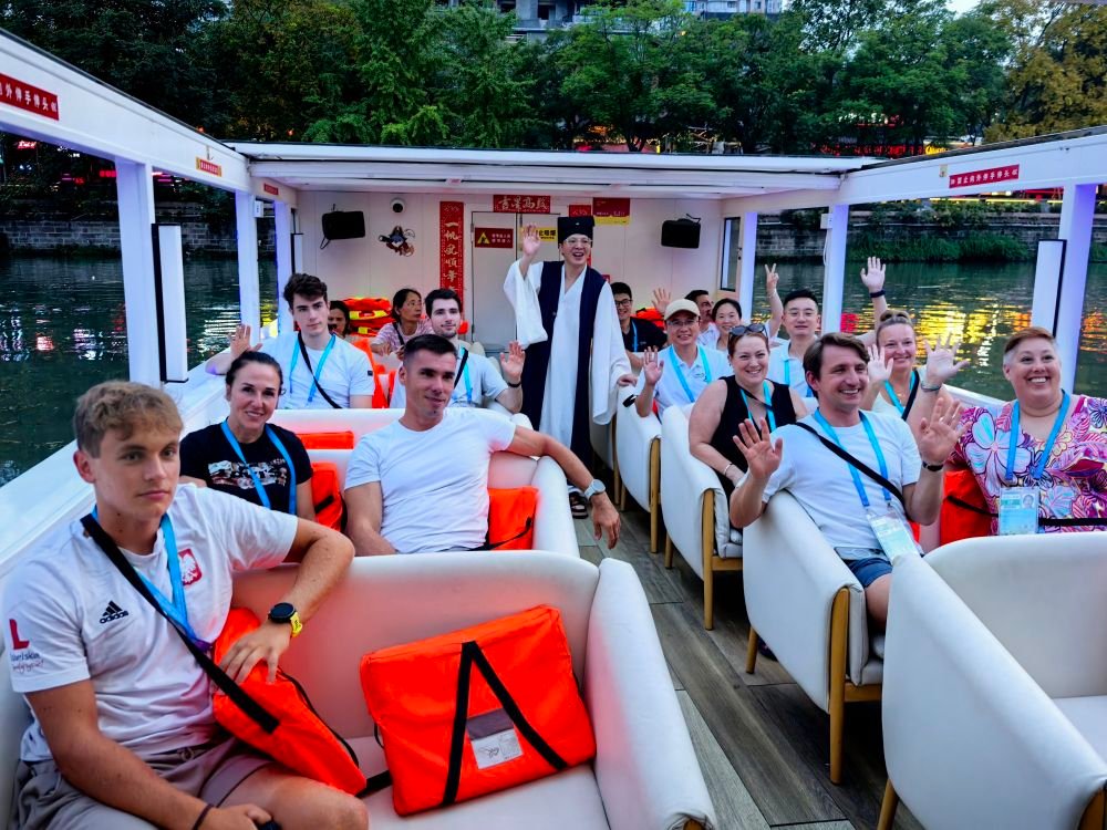 Athletes at Shougang Cultural Industry Park in Chengdu Experience the Charm of Chinese Culture and Urban Vibrancy