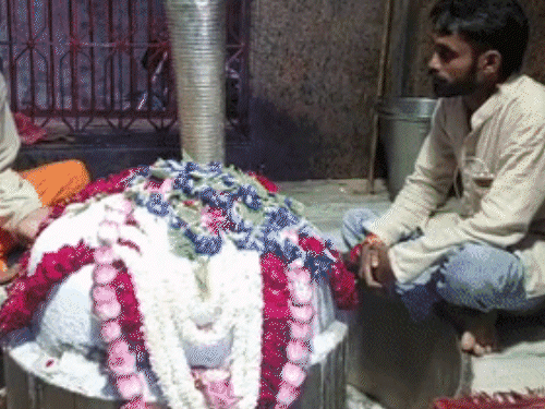 bathing in the famous lolark kund of varanasi for son acquisition