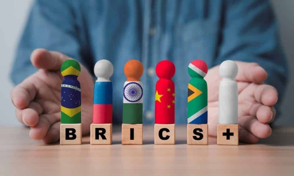 BRICS’ new currency gains traction in discussions and challenges the dollar’s hegemony in 2025