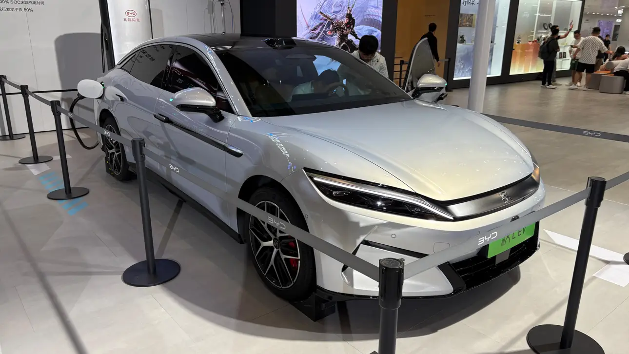 BYD Qin L EV: Cheaper than LADA Granta in China with Adaptive Suspension and Autopilot