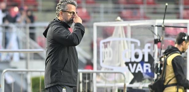 Cléber Xavier sacked by Santos after embarrassment against Vasco