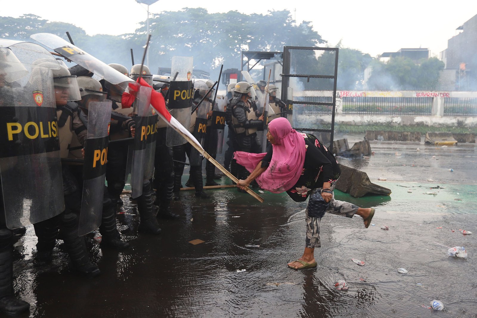 bentrok polisi dengan demonstran bubarkan dpr