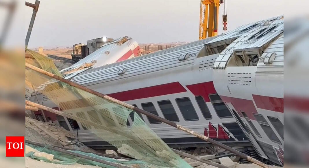 egypt train derails3a fatalities reported as 94 injured in accident