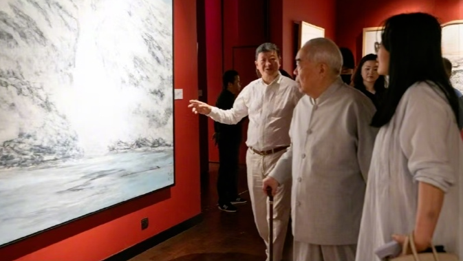 Fan Zeng’s stepson releases photos of father visiting exhibition, industry insiders claim ‘Fan Zeng’s disappearance’ is a family feud, with 4 marriages and multiple children