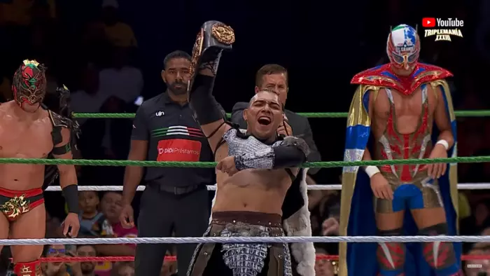 How did the four-way main event end at Triplemanía XXXIII?