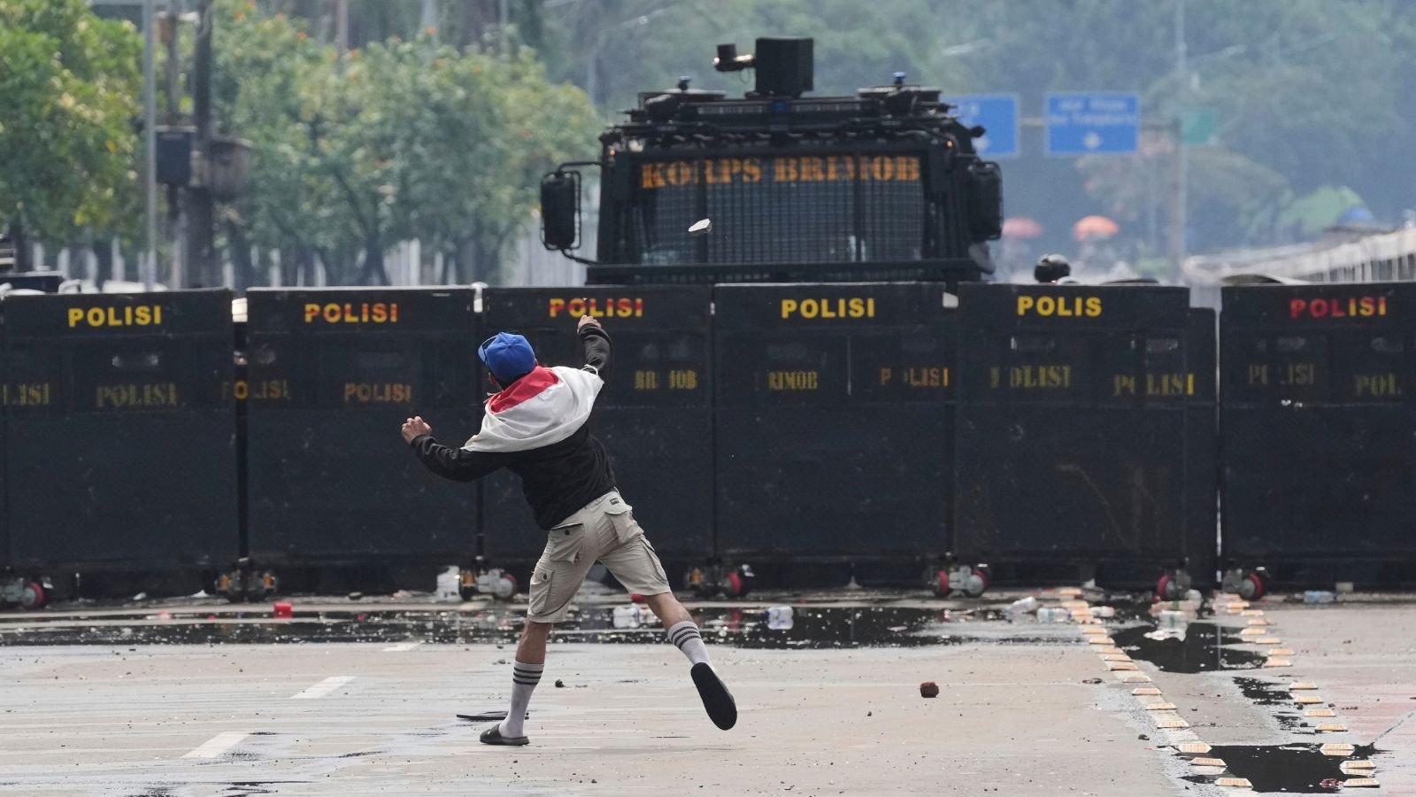 indonesia agrees to protesters demand to cut lawmakers perks amid unrest