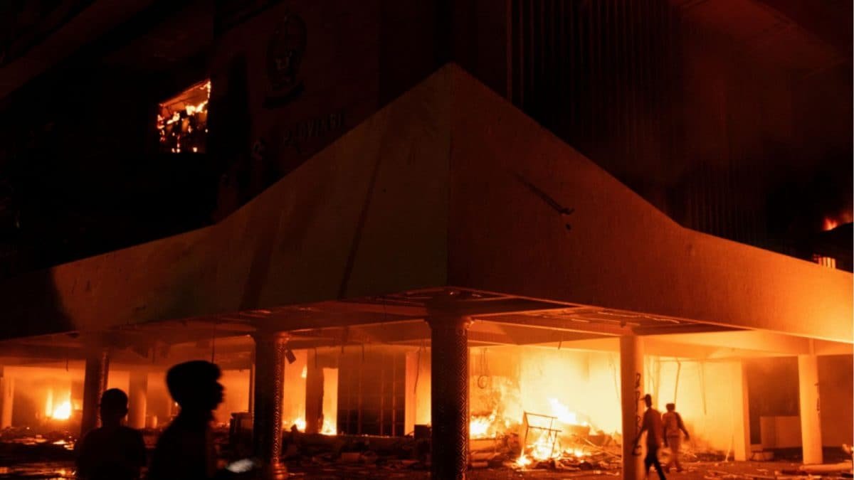 indonesia revokes lawmakers housing allowance after nationwide protest claim 6 lives
