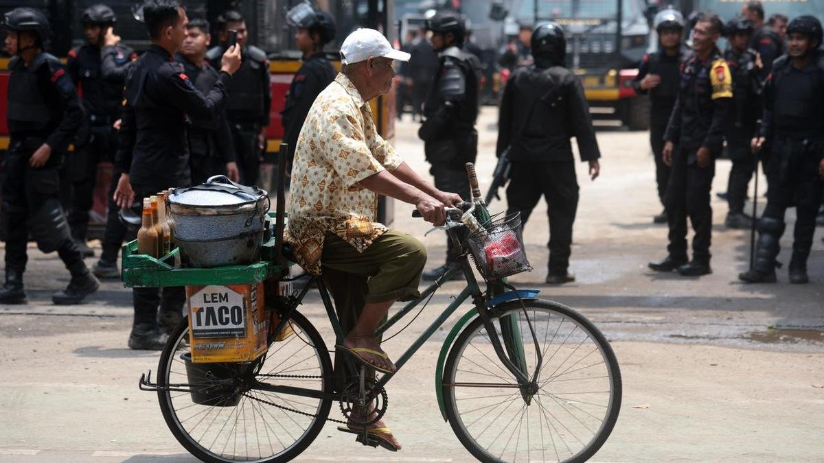 indonesian president vows to revoke mps housing benefits after deadly protests