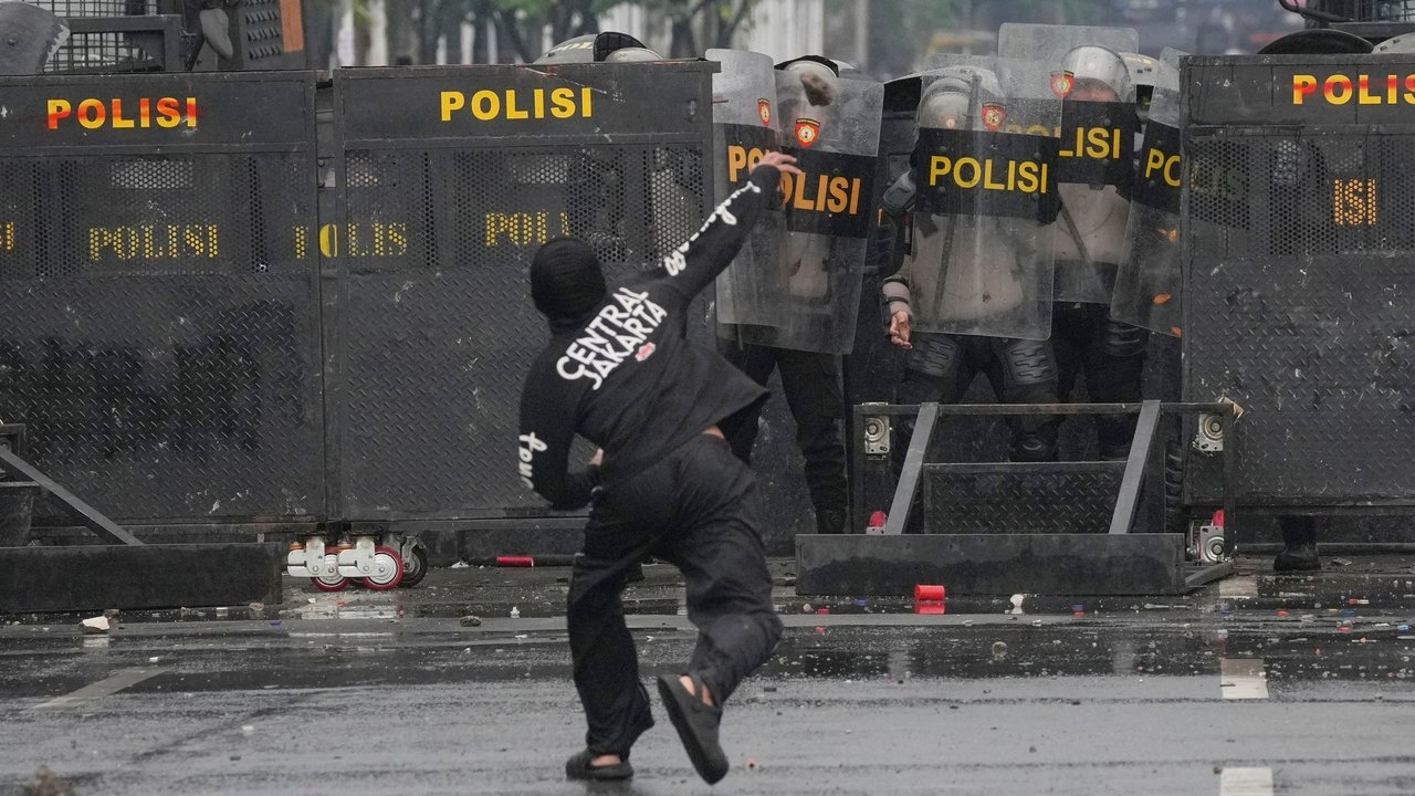 indonesias parliament to revoke salary raise for lawmakers in an attempt to contain protests