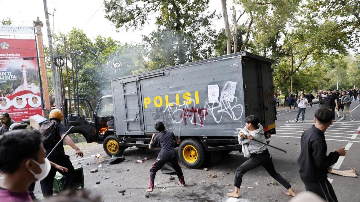 indonesias president cancels planned china trip amid protests