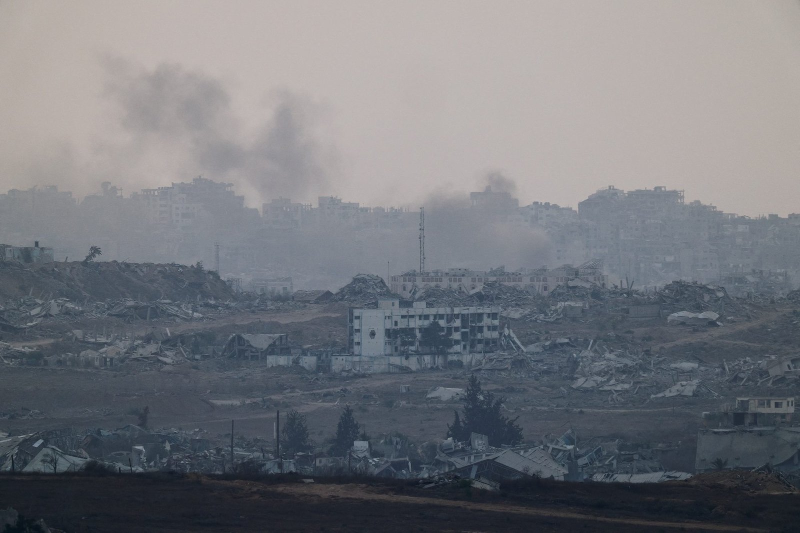 Israeli Forces Intensify Bombardment of Gaza City as Egypt Mediates with Hamas