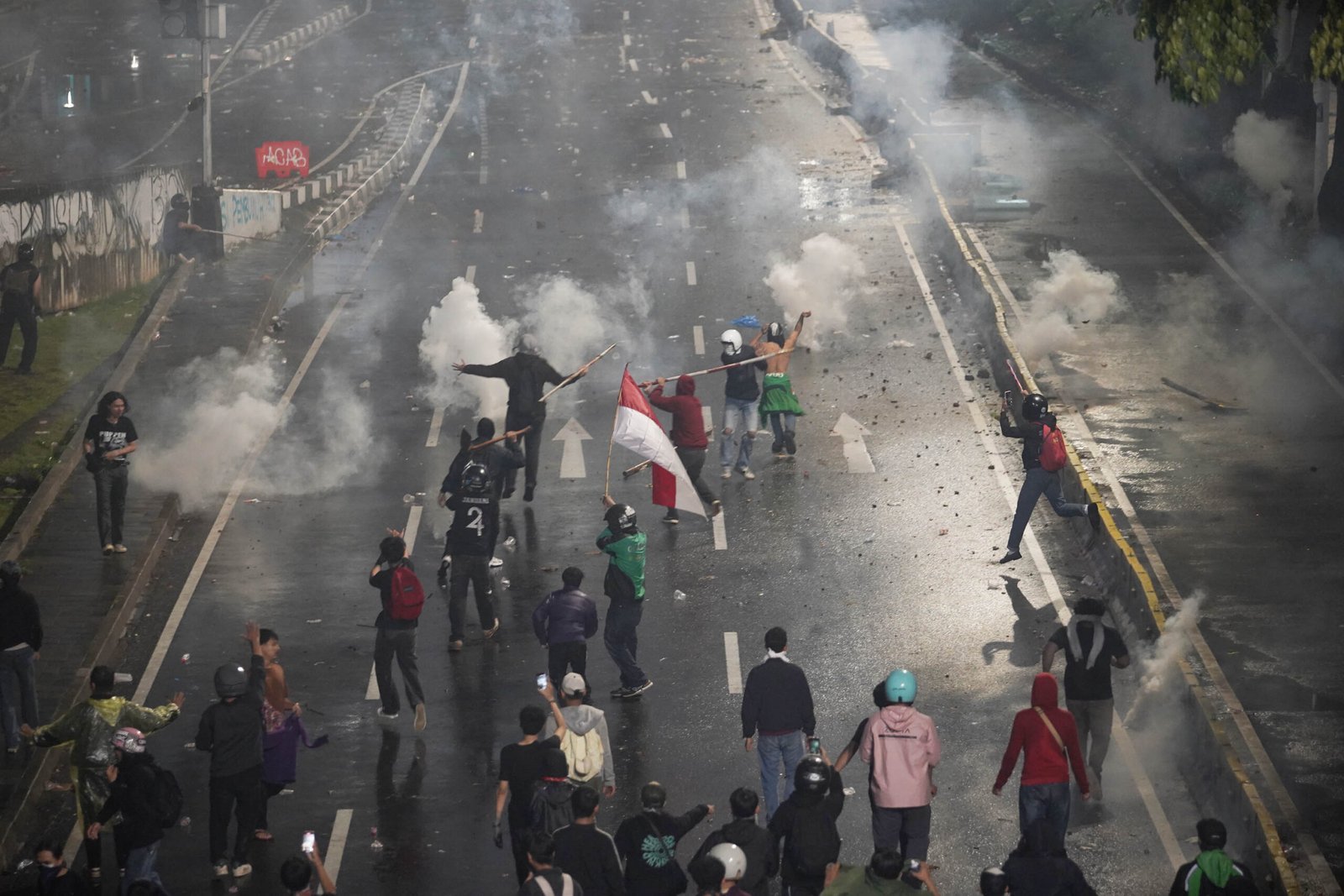 demonstran mahasiswa bentrok dengan polisi di semanggi