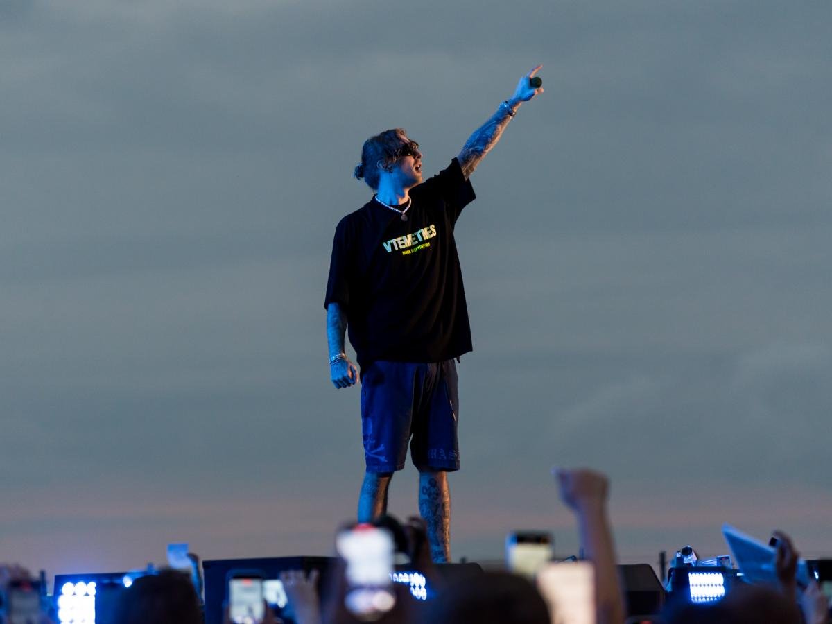 luzhniki stadium buzzing3a egor kreed shared a passionate kiss in front of fans