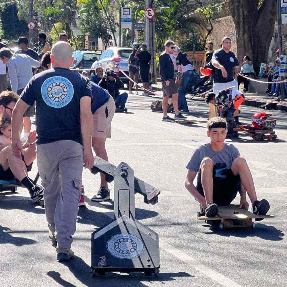Mayor of BH falls off rolly in Virada, but keeps good humor; see
