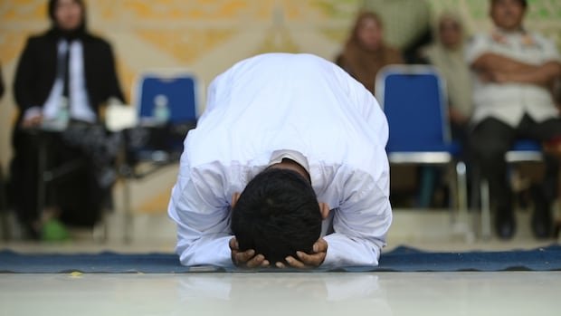 men caned by indonesian islamic court for public display of affection