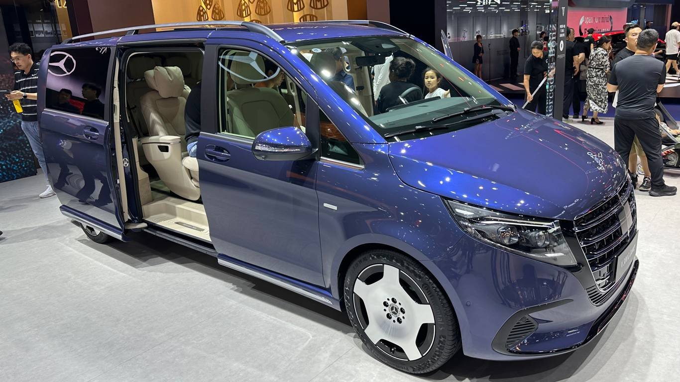 Mercedes Unveils Luxurious V-Class in Chendu: a Business Jet on Wheels for the Elite