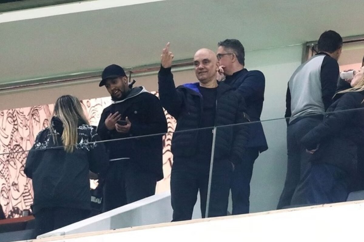 Newspaper fires photographer who captured obscene gesture by Moraes at the stadium
