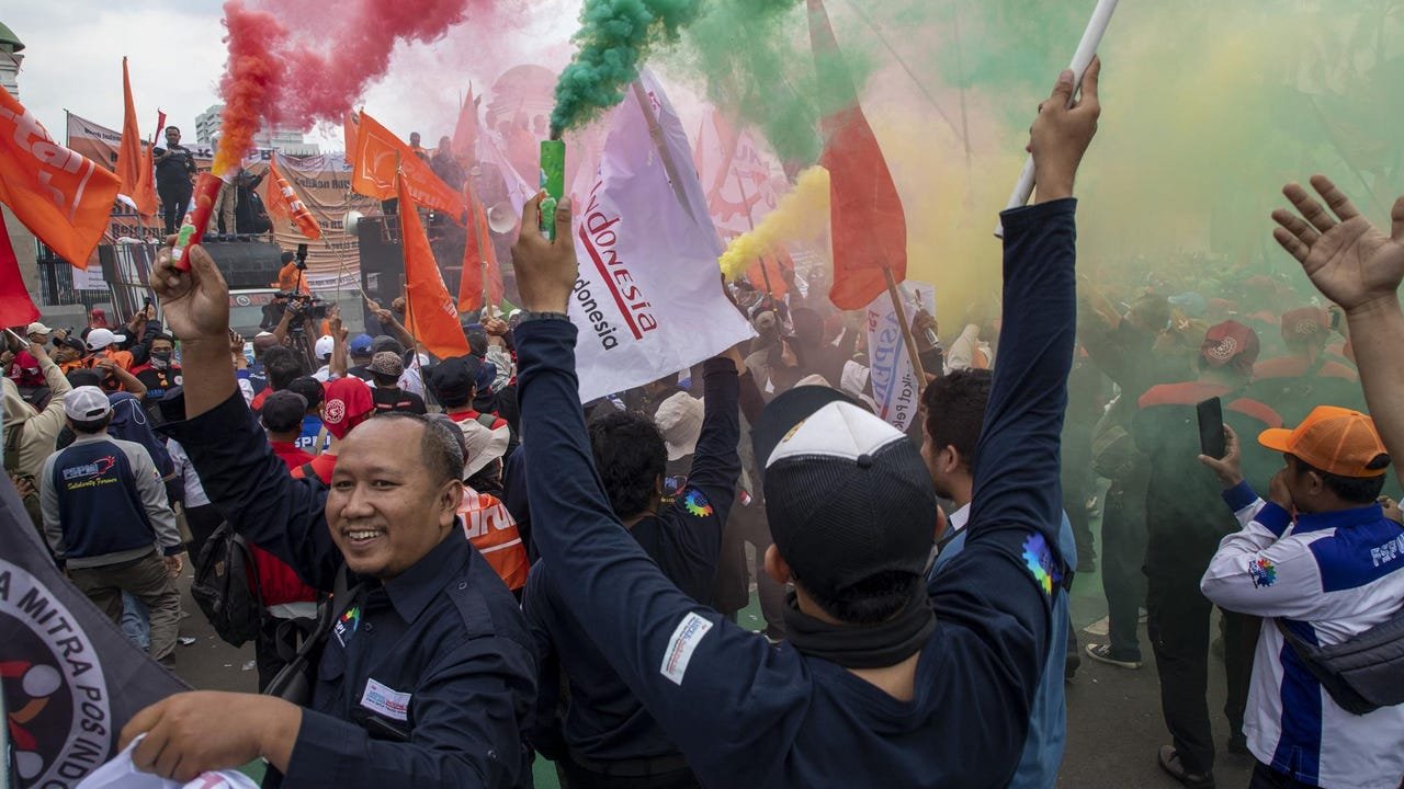 one dead and nearly 600 detained during violent protests in indonesia