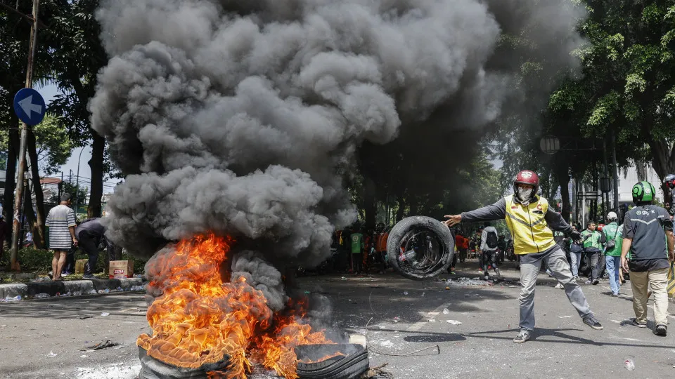one protester dead and about 600 detained in protests in indonesia