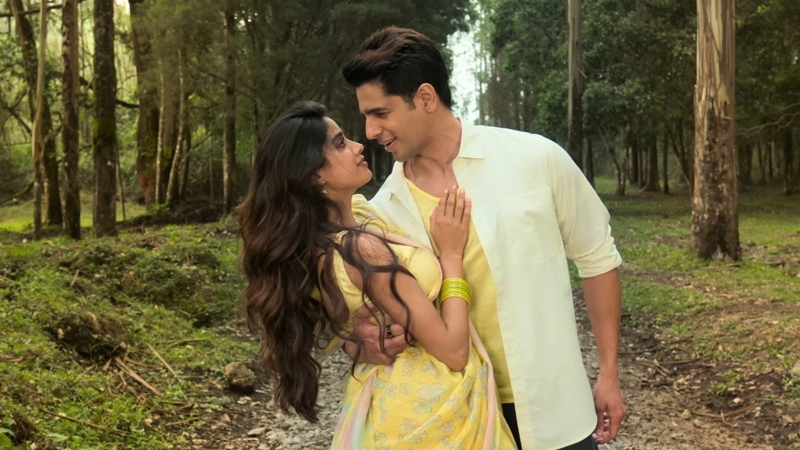 param sundari worldwide box office collection day 23a sidharth2c janhvi film beats metro in dino2c crosses 3f25 crore