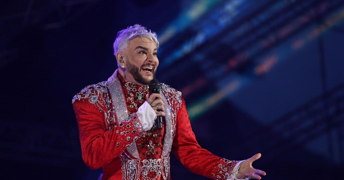 Philip Kirkorov fell off the stairs during his performance at the ‘New Wave’ in Kazan – video