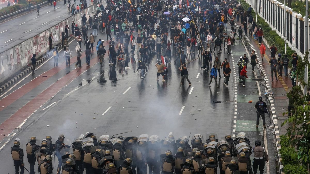 protester killed and around 600 arrested during violent protests in indonesia over parliamentarians salary hike