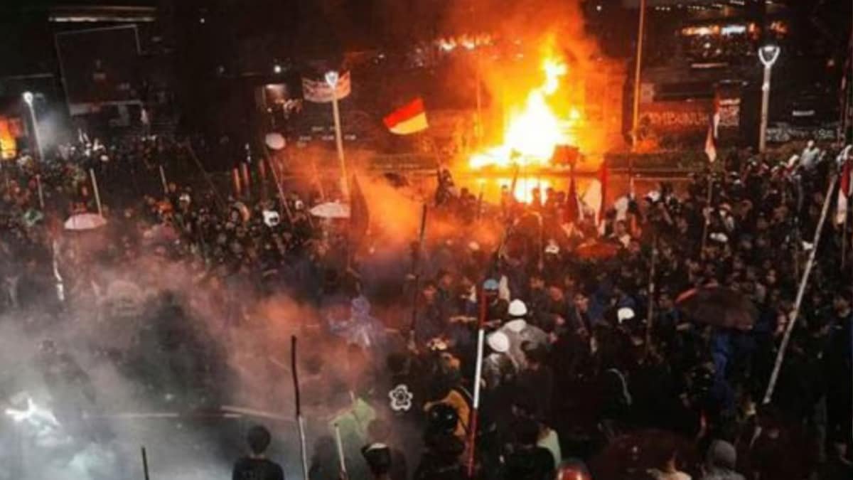 protesters set fire to regional parliament in indonesia amid massive anti government unrest