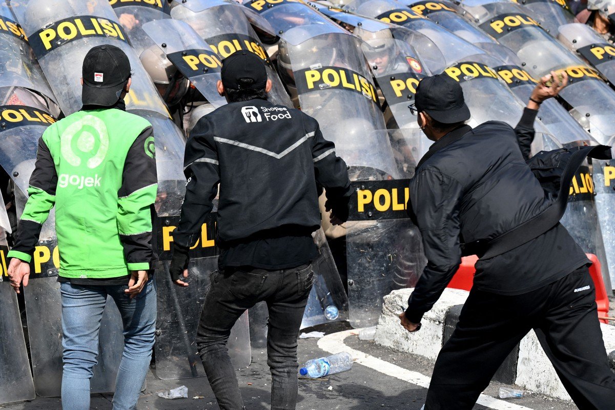 protests against police brutality in indonesia leave 3 dead and lead to tiktok suspension3b see images