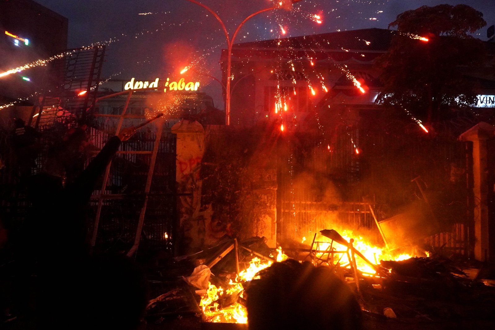 demo di bandung, rumah dibakar di depan gedung dprd