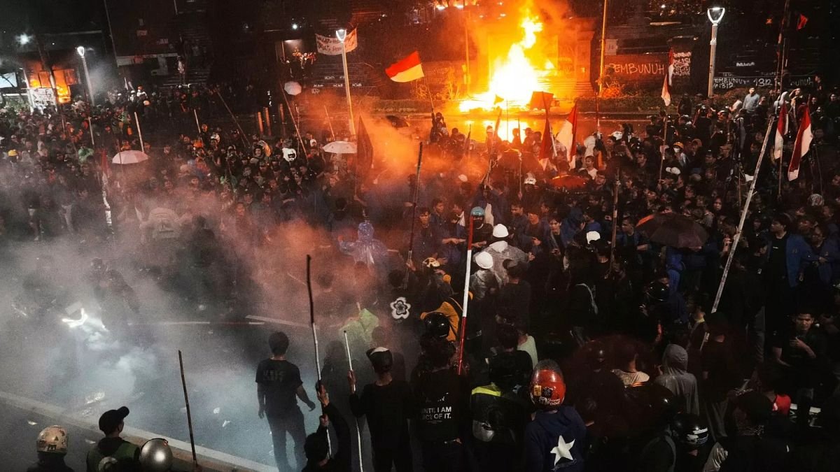 recent protests in indonesia spark tensions over police brutality and lawmakers allowances