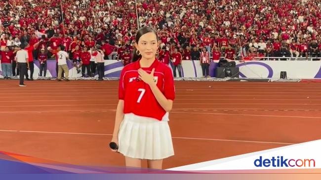 shanna shannon gets chills singing tanah airku at gbk stadium