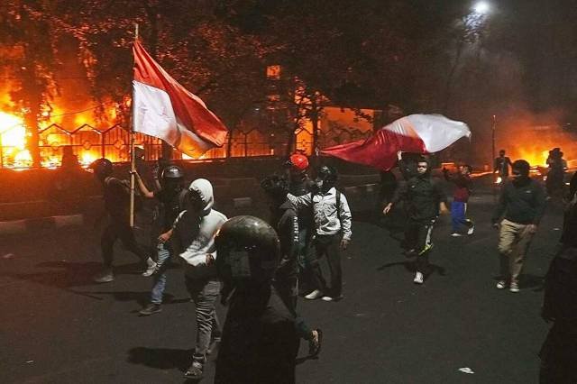 three dead in indonesia as protesters set fire to regional parliament building 1