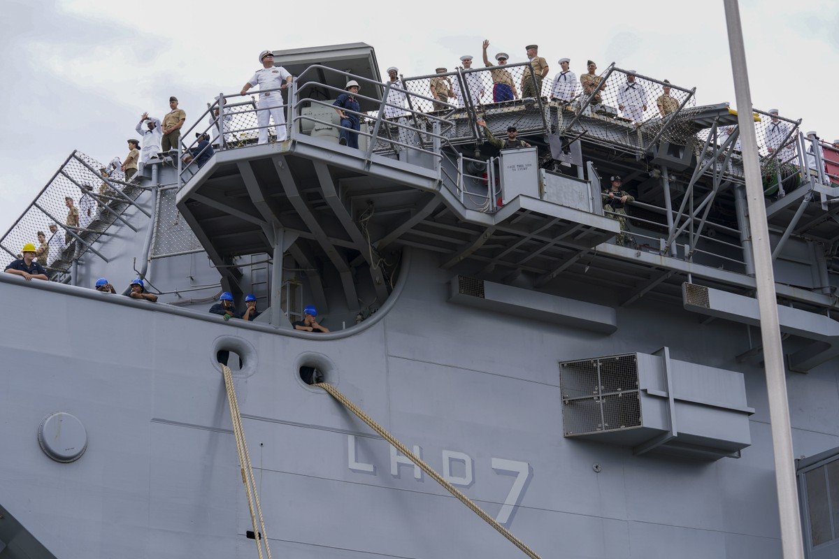 U.S. Navy Fleet Retreats Due to Hurricane After Increased Tensions with Venezuela in Caribbean