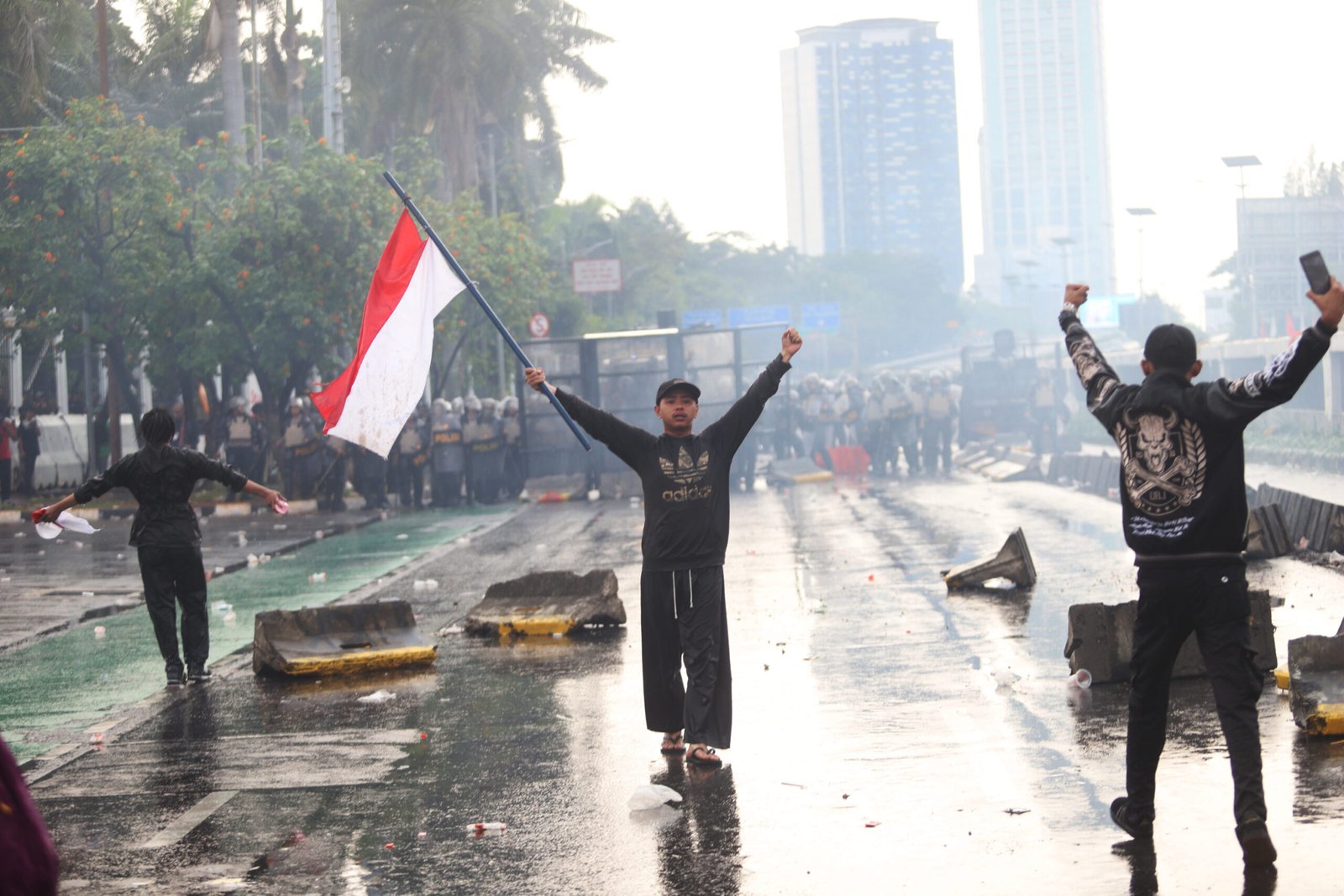 bentrok polisi dengan demonstran bubarkan dpr