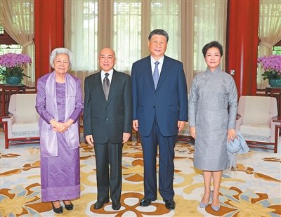 Xi Jinping and his wife meet Cambodian King and Queen Mother