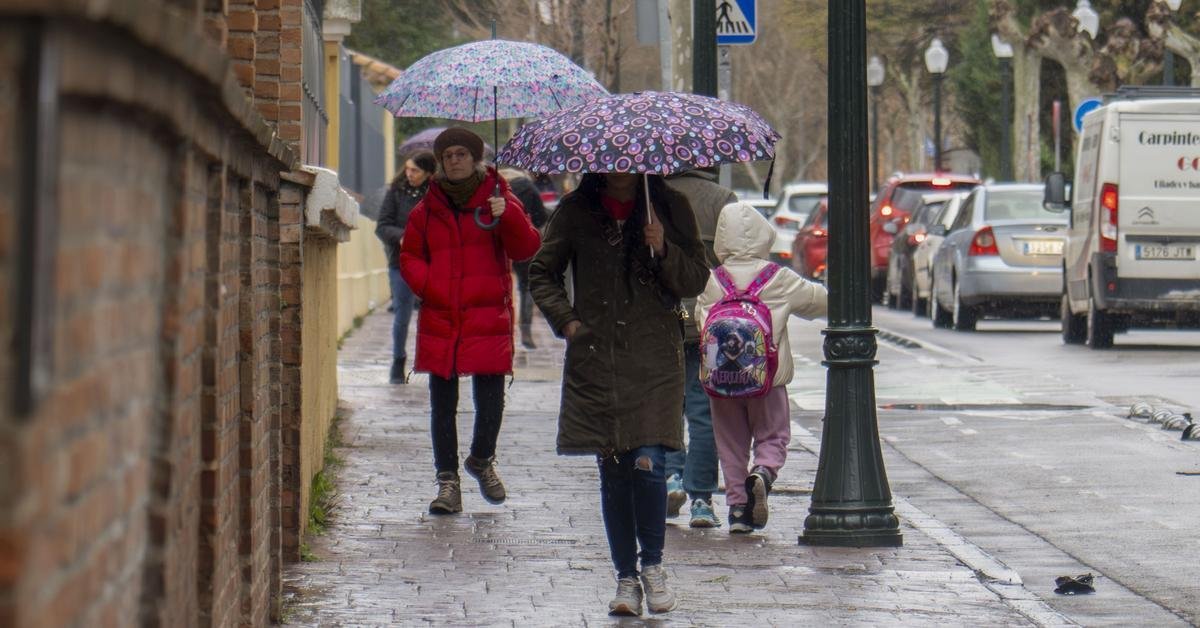 A strong extratropical storm will bring heavy rains this Sunday to the south and east of the country