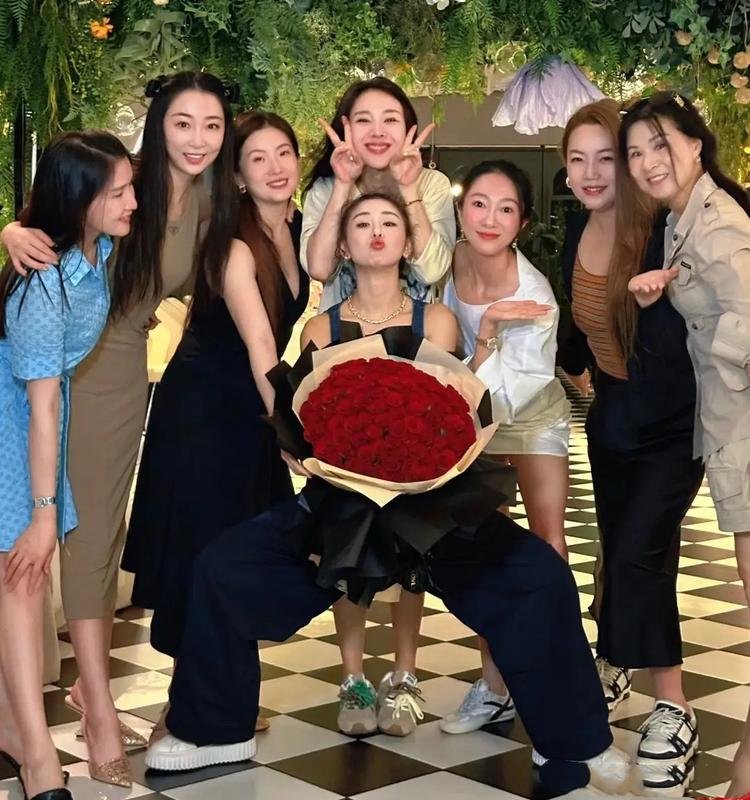 At 40, Li Xiaomeng defies age with stunning birthday party!