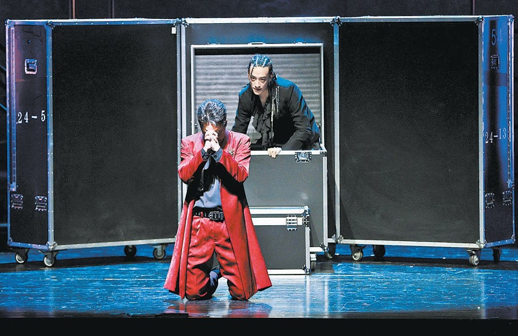 beijing peoples art theatre premieres new production of hamlet2c starring zheng yunlong as hamlet