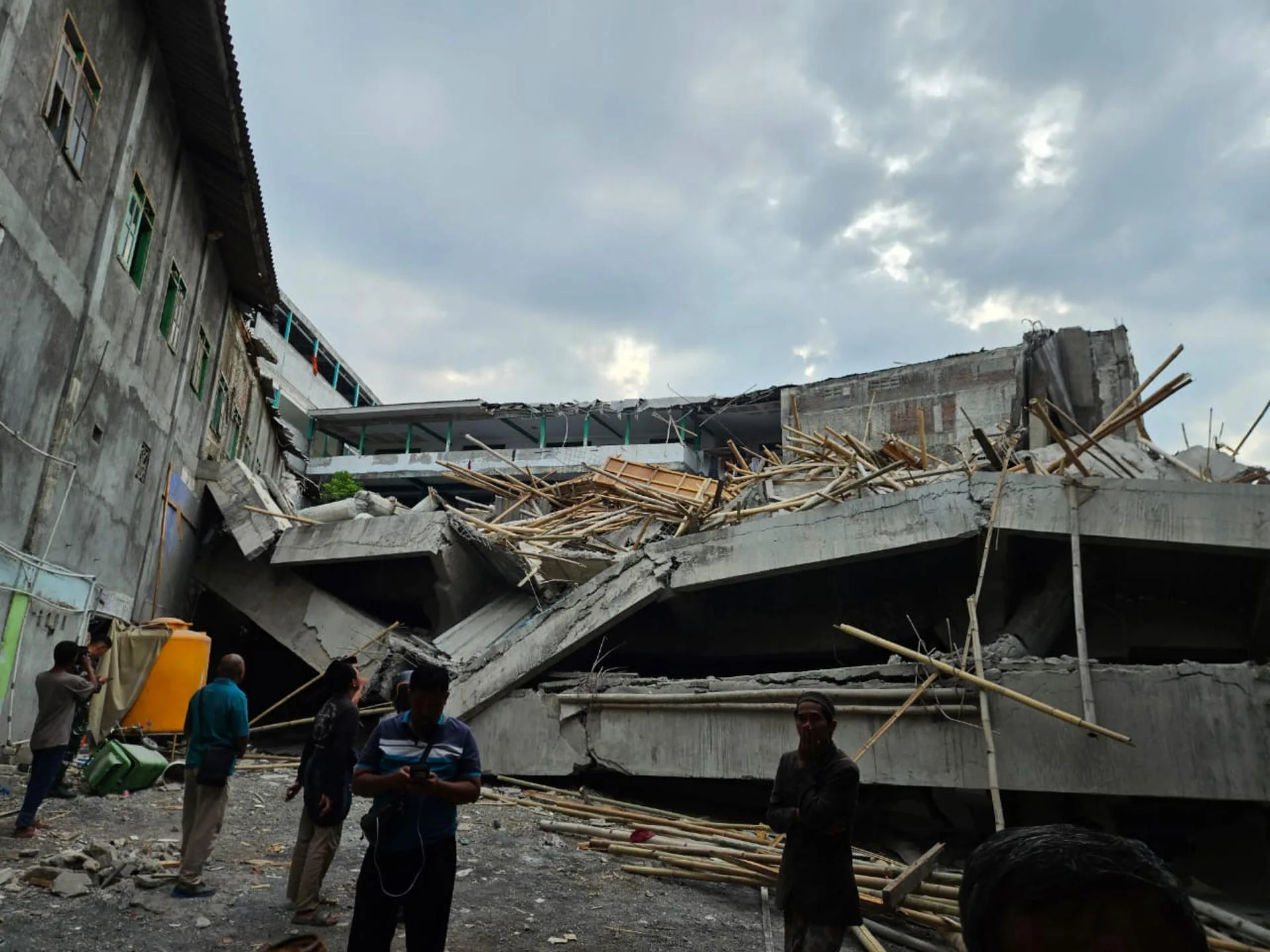 boarding school collapses in indonesia while students were praying