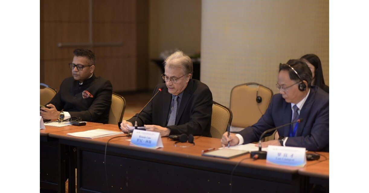 ronnie lins middle director of the china brazil center for research and business speaks at the b