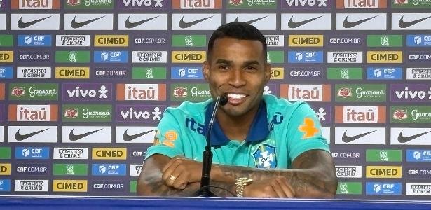 Brazilian national team player opts for untucked jersey, upsetting his wife