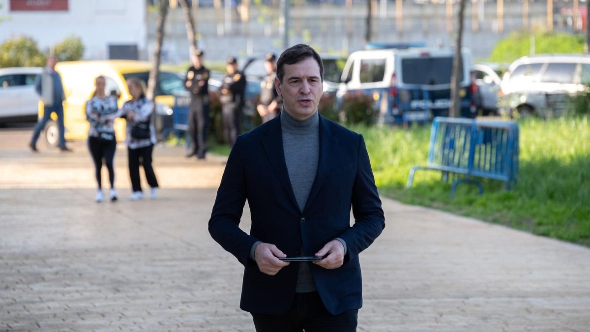 brother of sanchez and leader of psoe in extremadura to stand trial for prevarication and influence peddling