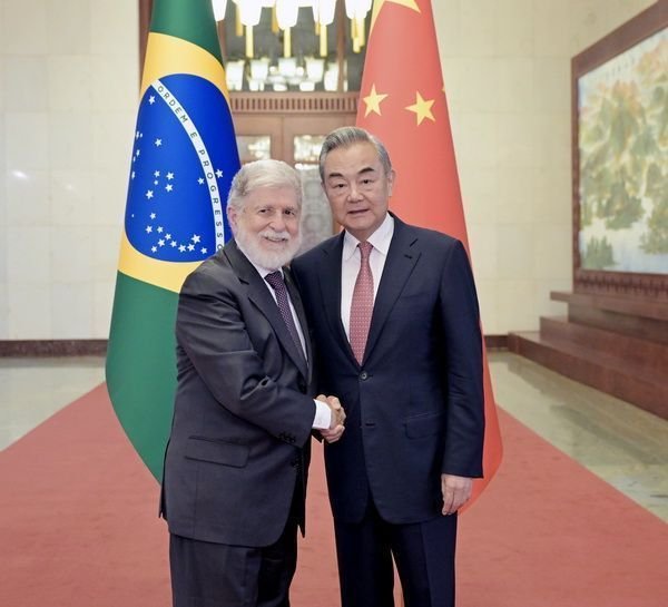 Chinese Minister advocates working with Brazil to consolidate Brics