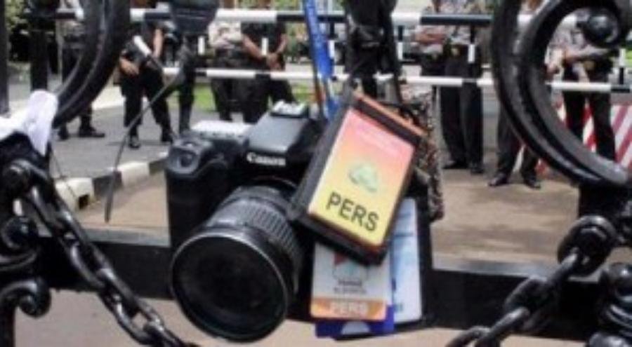 cnn indonesia journalists palace coverage id card revoked2c aji3a a form of repression
