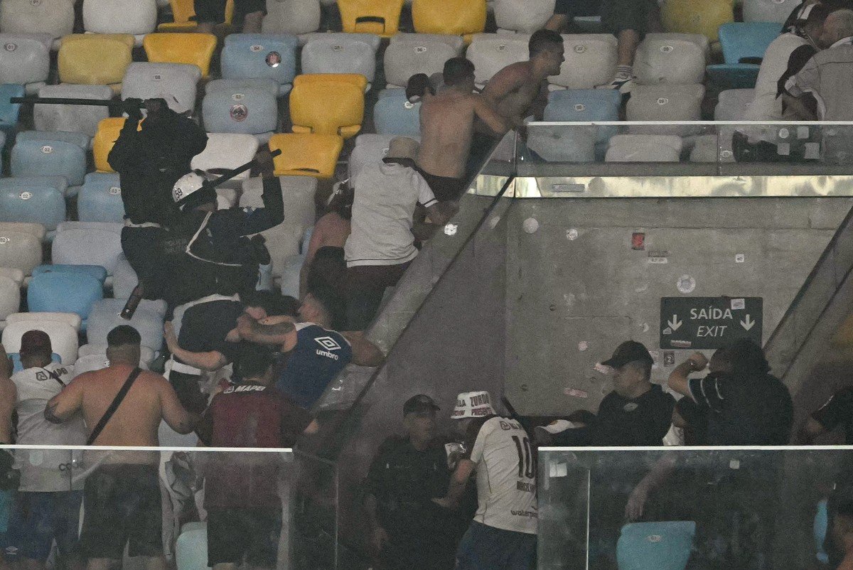 confusion in the visitor sector of maracana postpones resumption of fluminense x lanus