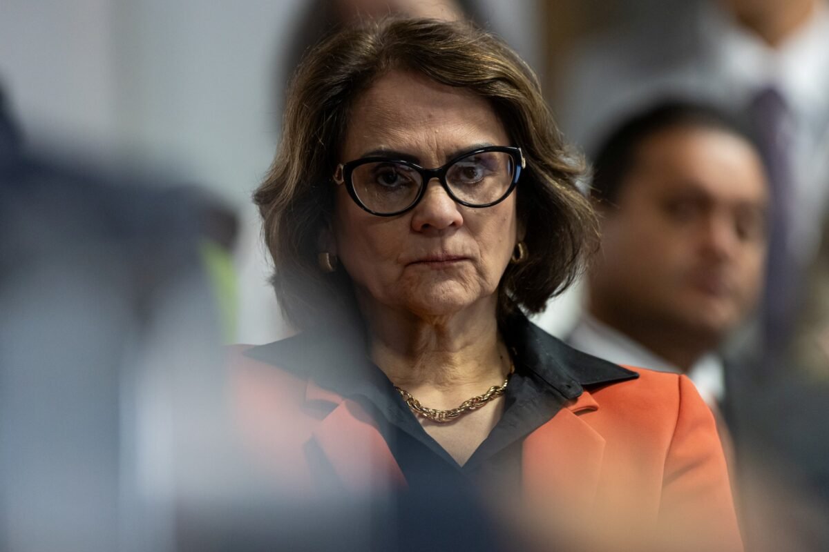 Damares visits Bolsonaro for 2 hours, but avoids having car searched