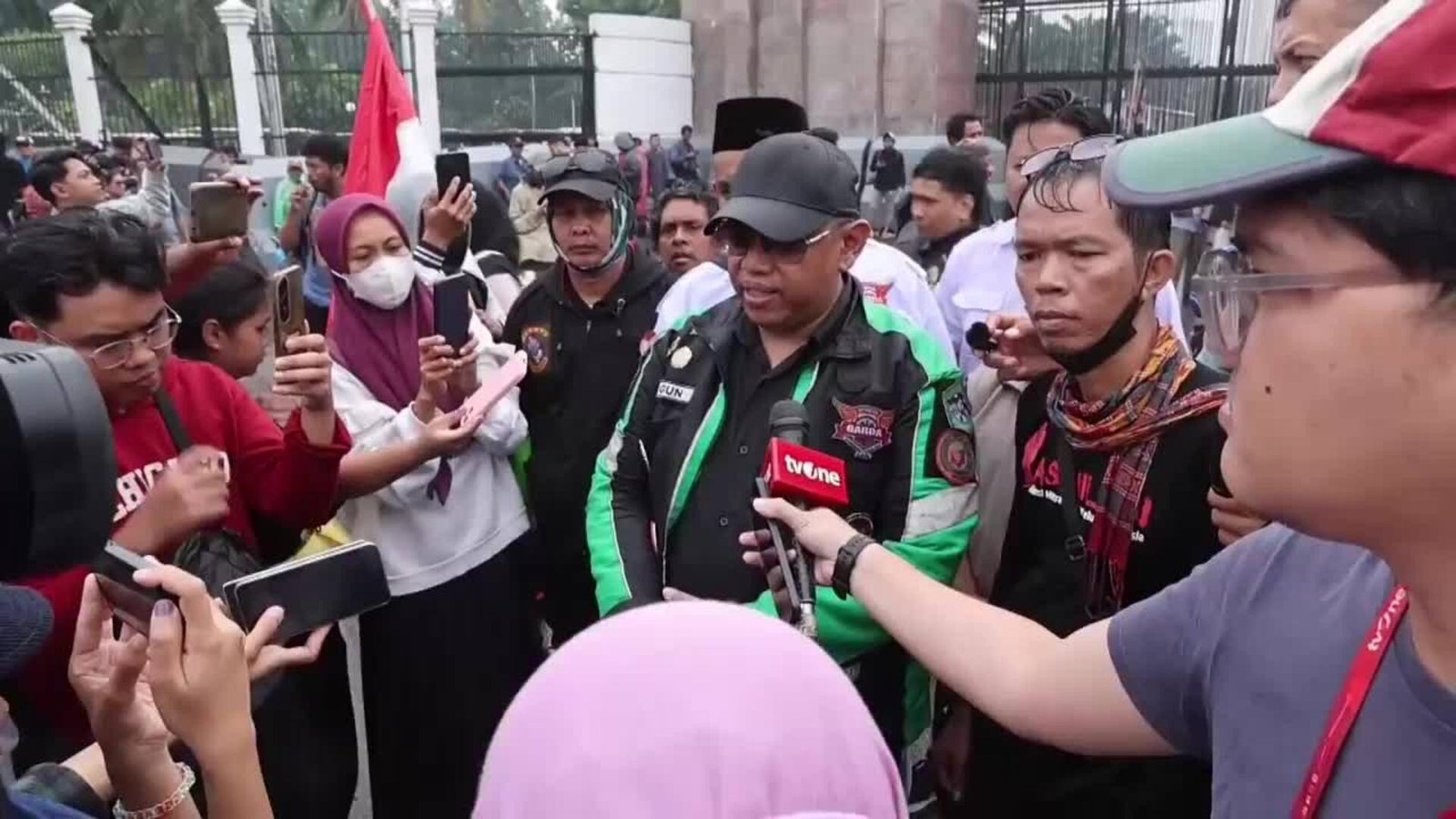 delivery drivers and taxi drivers in indonesia protest in front of parliament in jakarta