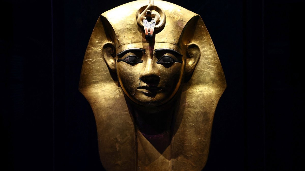 egyptian authorities launch nationwide hunt for missing 32c000 year old pharaohs gold bracelet