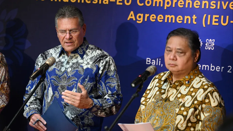 eu and indonesia sign free trade agreement at ceremony in bali