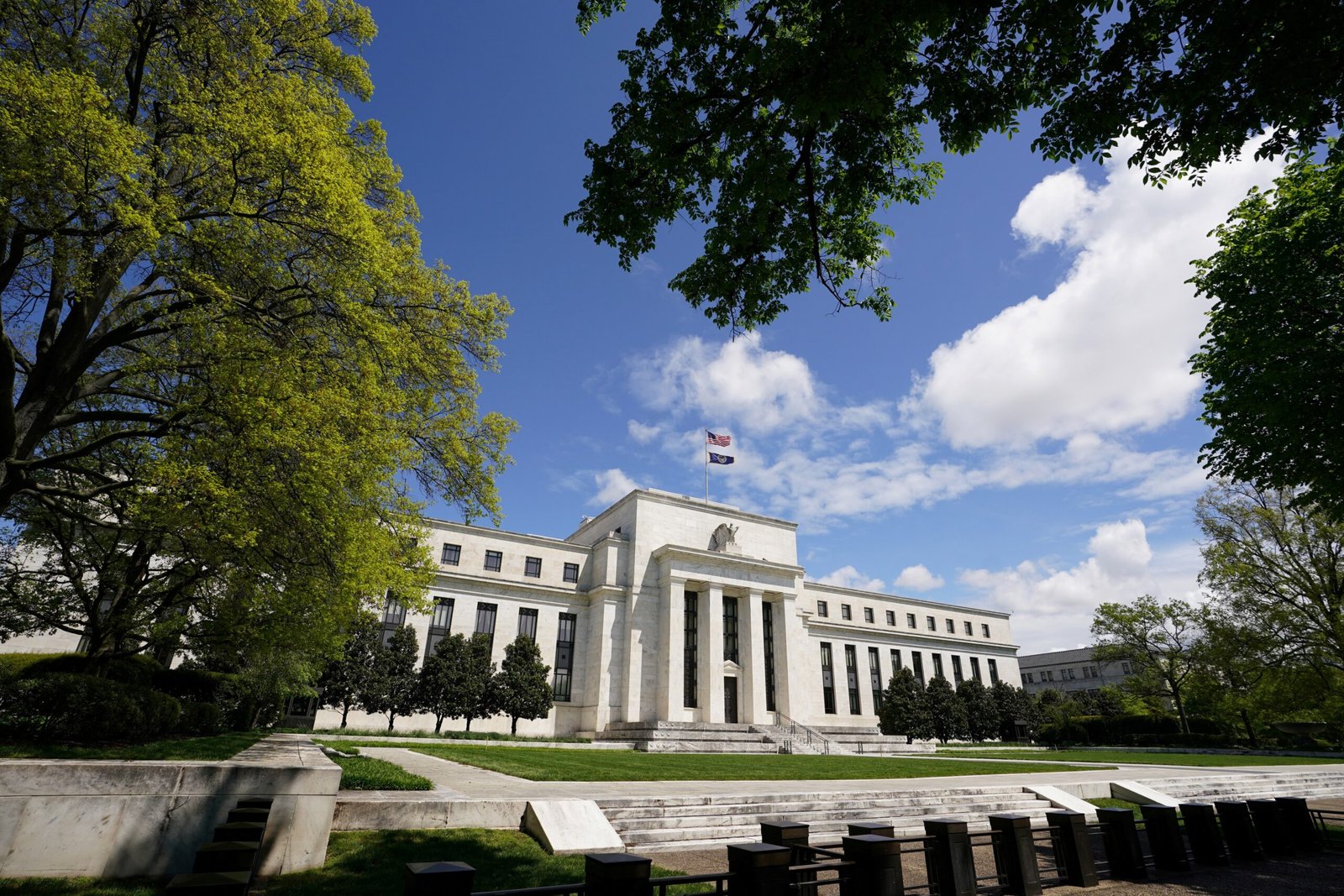 federal reserve reduces us interest rates for the 1st time in 9 months2c to a range of 425 to 4.2525 per year
